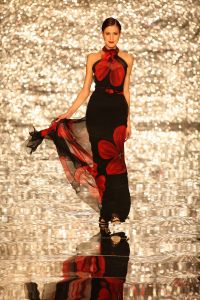 03-02-2009 SHOWBIZZ; ADDY V.D.KROMMENACKER LAAT MEER DAN 100 CREATIES WAPPEREN. Addy van den Krommenacker de maker van de weelderige avondjaponnen heeft in de mode wereld allang een gevestigde naam maar deed zijn naam eer aan om op de Amsterdam fashion week voor de eerste keer zijn modellen te tonen. Op een zelf ontworpen catwalk van spiegel platen met betoverend licht werd het weer een van de mooiste modeshows van de Amsterdam fashionweek. Vele Bn ers waren in het koude weer toch in grote getale op komen draven om te gaan genieten van al het moois wat Addy en zijn modeteam weer lieten zien.
foto: Albert den Iseger.