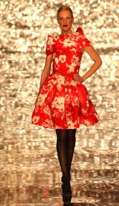 03-02-2009 SHOWBIZZ; ADDY V.D.KROMMENACKER LAAT MEER DAN 100 CREATIES WAPPEREN. Addy van den Krommenacker de maker van de weelderige avondjaponnen heeft in de mode wereld allang een gevestigde naam maar deed zijn naam eer aan om op de Amsterdam fashion week voor de eerste keer zijn modellen te tonen. Op een zelf ontworpen catwalk van spiegel platen met betoverend licht werd het weer een van de mooiste modeshows van de Amsterdam fashionweek. Vele Bn ers waren in het koude weer toch in grote getale op komen draven om te gaan genieten van al het moois wat Addy en zijn modeteam weer lieten zien.
foto: Albert den Iseger.