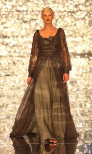 03-02-2009 SHOWBIZZ; ADDY V.D.KROMMENACKER LAAT MEER DAN 100 CREATIES WAPPEREN. Addy van den Krommenacker de maker van de weelderige avondjaponnen heeft in de mode wereld allang een gevestigde naam maar deed zijn naam eer aan om op de Amsterdam fashion week voor de eerste keer zijn modellen te tonen. Op een zelf ontworpen catwalk van spiegel platen met betoverend licht werd het weer een van de mooiste modeshows van de Amsterdam fashionweek. Vele Bn ers waren in het koude weer toch in grote getale op komen draven om te gaan genieten van al het moois wat Addy en zijn modeteam weer lieten zien.
foto: Albert den Iseger.