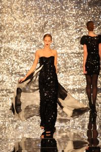 03-02-2009 SHOWBIZZ; ADDY V.D.KROMMENACKER LAAT MEER DAN 100 CREATIES WAPPEREN. Addy van den Krommenacker de maker van de weelderige avondjaponnen heeft in de mode wereld allang een gevestigde naam maar deed zijn naam eer aan om op de Amsterdam fashion week voor de eerste keer zijn modellen te tonen. Op een zelf ontworpen catwalk van spiegel platen met betoverend licht werd het weer een van de mooiste modeshows van de Amsterdam fashionweek. Vele Bn ers waren in het koude weer toch in grote getale op komen draven om te gaan genieten van al het moois wat Addy en zijn modeteam weer lieten zien.
foto: Albert den Iseger.