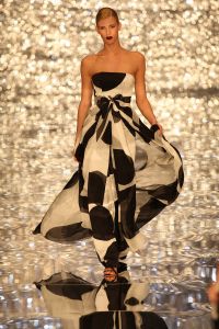 03-02-2009 SHOWBIZZ; ADDY V.D.KROMMENACKER LAAT MEER DAN 100 CREATIES WAPPEREN. Addy van den Krommenacker de maker van de weelderige avondjaponnen heeft in de mode wereld allang een gevestigde naam maar deed zijn naam eer aan om op de Amsterdam fashion week voor de eerste keer zijn modellen te tonen. Op een zelf ontworpen catwalk van spiegel platen met betoverend licht werd het weer een van de mooiste modeshows van de Amsterdam fashionweek. Vele Bn ers waren in het koude weer toch in grote getale op komen draven om te gaan genieten van al het moois wat Addy en zijn modeteam weer lieten zien.
foto: Albert den Iseger.