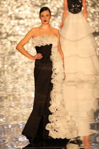 03-02-2009 SHOWBIZZ; ADDY V.D.KROMMENACKER LAAT MEER DAN 100 CREATIES WAPPEREN. Addy van den Krommenacker de maker van de weelderige avondjaponnen heeft in de mode wereld allang een gevestigde naam maar deed zijn naam eer aan om op de Amsterdam fashion week voor de eerste keer zijn modellen te tonen. Op een zelf ontworpen catwalk van spiegel platen met betoverend licht werd het weer een van de mooiste modeshows van de Amsterdam fashionweek. Vele Bn ers waren in het koude weer toch in grote getale op komen draven om te gaan genieten van al het moois wat Addy en zijn modeteam weer lieten zien.
foto: Albert den Iseger.
