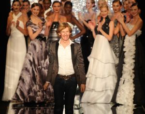 03-02-2009 SHOWBIZZ; ADDY V.D.KROMMENACKER LAAT MEER DAN 100 CREATIES WAPPEREN. Addy van den Krommenacker de maker van de weelderige avondjaponnen heeft in de mode wereld allang een gevestigde naam maar deed zijn naam eer aan om op de Amsterdam fashion week voor de eerste keer zijn modellen te tonen. Op een zelf ontworpen catwalk van spiegel platen met betoverend licht werd het weer een van de mooiste modeshows van de Amsterdam fashionweek. Vele Bn ers waren in het koude weer toch in grote getale op komen draven om te gaan genieten van al het moois wat Addy en zijn modeteam weer lieten zien.
foto: Albert den Iseger.