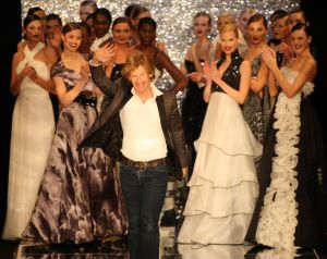03-02-2009 SHOWBIZZ; ADDY V.D.KROMMENACKER LAAT MEER DAN 100 CREATIES WAPPEREN. Addy van den Krommenacker de maker van de weelderige avondjaponnen heeft in de mode wereld allang een gevestigde naam maar deed zijn naam eer aan om op de Amsterdam fashion week voor de eerste keer zijn modellen te tonen. Op een zelf ontworpen catwalk van spiegel platen met betoverend licht werd het weer een van de mooiste modeshows van de Amsterdam fashionweek. Vele Bn ers waren in het koude weer toch in grote getale op komen draven om te gaan genieten van al het moois wat Addy en zijn modeteam weer lieten zien.
foto: Albert den Iseger.