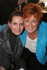 04-02-2009 SHOWBIZZ; RIA VALK VIERT 50 JARIG JUBILEUM ALS ARTIESTE. Veel artiesten waren naar Loosdrecht gekomen om samen met Ria het glas te heffen. Zo was daar haar ontdekker Peter Koelewijn en tal van andere vrienden uit het vak. Ria die tegenwoordig in de buurt van Marbella woont was in haar nopjes over zoveel aandacht en zong voor de aanwezige een prachtig lied. Ook haar dochter Monique en kleindochter Sam waren aanwezig, partner Herman en huisvriend Fred waren blij dat de familie weer in goede gezondheid bij elkaar waren. 
foto: Albert den Iseger.