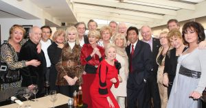 04-02-2009 SHOWBIZZ; RIA VALK VIERT 50 JARIG JUBILEUM ALS ARTIESTE. Veel artiesten waren naar Loosdrecht gekomen om samen met Ria het glas te heffen. Zo was daar haar ontdekker Peter Koelewijn en tal van andere vrienden uit het vak. Ria die tegenwoordig in de buurt van Marbella woont was in haar nopjes over zoveel aandacht en zong voor de aanwezige een prachtig lied. Ook haar dochter Monique en kleindochter Sam waren aanwezig, partner Herman en huisvriend Fred waren blij dat de familie weer in goede gezondheid bij elkaar waren. 
foto: Albert den Iseger.