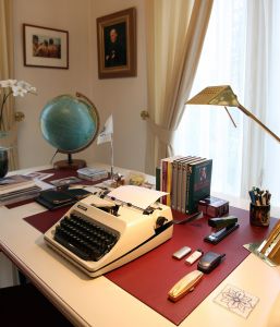 16-02-2009 SHOWBIZZ; BEZITTINGEN VAN PIM FORTUYN WORDEN GEVEILD. De inboedel van het huis van Pim Fortuyn wordt geveild. Op 27 Juni a.s. gaan de persoonlijke bezittingen van de in 2002 vermoorde Pim bij een veilinghuis in Nijmegen onder de hamer. Hans den Hartog een van de eigenaren van het voormalige huis van Pim Fortuyn aan het G.W. Burgerplein in Rotterdam zegt dat de belangstelling voor de producten die hij aan aanbood tegenvielen. Klanten kregen een certificaat wat een bewijs was dat ze bijdroegen aan het behoud van het huis van Pim Fortuyn. Het bedrijf was een assurantiebedrijf. Onder de spullen die in Juni a.s onder de hamer gaan zijn veel persoonlijke dingen geweest van Pim Fortuyn oa. schilderijen-zijn dagelijkse gebruiks voorwerpen en zelfs zijn pantoffels en agenda. Veel van deze voorwerpen heb ik pas nog gefotografeerd.
foto: Albert den Iseger.