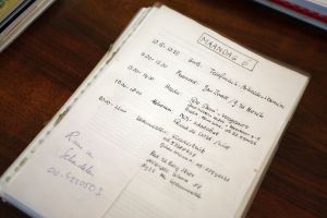 16-02-2009 SHOWBIZZ; BEZITTINGEN VAN PIM FORTUYN WORDEN GEVEILD. De inboedel van het huis van Pim Fortuyn wordt geveild. Op 27 Juni a.s. gaan de persoonlijke bezittingen van de in 2002 vermoorde Pim bij een veilinghuis in Nijmegen onder de hamer. Hans den Hartog een van de eigenaren van het voormalige huis van Pim Fortuyn aan het G.W. Burgerplein in Rotterdam zegt dat de belangstelling voor de producten die hij aan aanbood tegenvielen. Klanten kregen een certificaat wat een bewijs was dat ze bijdroegen aan het behoud van het huis van Pim Fortuyn. Het bedrijf was een assurantiebedrijf. Onder de spullen die in Juni a.s onder de hamer gaan zijn veel persoonlijke dingen geweest van Pim Fortuyn oa. schilderijen-zijn dagelijkse gebruiks voorwerpen en zelfs zijn pantoffels en agenda. Veel van deze voorwerpen heb ik pas nog gefotografeerd.
foto: Albert den Iseger.