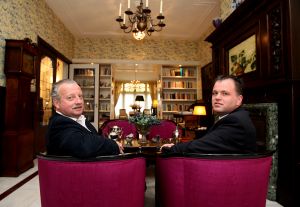 16-02-2009 SHOWBIZZ; BEZITTINGEN VAN PIM FORTUYN WORDEN GEVEILD. De inboedel van het huis van Pim Fortuyn wordt geveild. Op 27 Juni a.s. gaan de persoonlijke bezittingen van de in 2002 vermoorde Pim bij een veilinghuis in Nijmegen onder de hamer. Hans den Hartog een van de eigenaren van het voormalige huis van Pim Fortuyn aan het G.W. Burgerplein in Rotterdam zegt dat de belangstelling voor de producten die hij aan aanbood tegenvielen. Klanten kregen een certificaat wat een bewijs was dat ze bijdroegen aan het behoud van het huis van Pim Fortuyn. Het bedrijf was een assurantiebedrijf. Onder de spullen die in Juni a.s onder de hamer gaan zijn veel persoonlijke dingen geweest van Pim Fortuyn oa. schilderijen-zijn dagelijkse gebruiks voorwerpen en zelfs zijn pantoffels en agenda. Veel van deze voorwerpen heb ik pas nog gefotografeerd.
foto: Albert den Iseger.