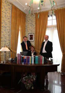 16-02-2009 SHOWBIZZ; BEZITTINGEN VAN PIM FORTUYN WORDEN GEVEILD. De inboedel van het huis van Pim Fortuyn wordt geveild. Op 27 Juni a.s. gaan de persoonlijke bezittingen van de in 2002 vermoorde Pim bij een veilinghuis in Nijmegen onder de hamer. Hans den Hartog een van de eigenaren van het voormalige huis van Pim Fortuyn aan het G.W. Burgerplein in Rotterdam zegt dat de belangstelling voor de producten die hij aan aanbood tegenvielen. Klanten kregen een certificaat wat een bewijs was dat ze bijdroegen aan het behoud van het huis van Pim Fortuyn. Het bedrijf was een assurantiebedrijf. Onder de spullen die in Juni a.s onder de hamer gaan zijn veel persoonlijke dingen geweest van Pim Fortuyn oa. schilderijen-zijn dagelijkse gebruiks voorwerpen en zelfs zijn pantoffels en agenda. Veel van deze voorwerpen heb ik pas nog gefotografeerd.
foto: Albert den Iseger.