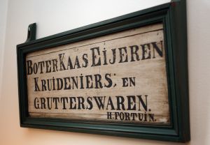 16-02-2009 SHOWBIZZ; BEZITTINGEN VAN PIM FORTUYN WORDEN GEVEILD. De inboedel van het huis van Pim Fortuyn wordt geveild. Op 27 Juni a.s. gaan de persoonlijke bezittingen van de in 2002 vermoorde Pim bij een veilinghuis in Nijmegen onder de hamer. Hans den Hartog een van de eigenaren van het voormalige huis van Pim Fortuyn aan het G.W. Burgerplein in Rotterdam zegt dat de belangstelling voor de producten die hij aan aanbood tegenvielen. Klanten kregen een certificaat wat een bewijs was dat ze bijdroegen aan het behoud van het huis van Pim Fortuyn. Het bedrijf was een assurantiebedrijf. Onder de spullen die in Juni a.s onder de hamer gaan zijn veel persoonlijke dingen geweest van Pim Fortuyn oa. schilderijen-zijn dagelijkse gebruiks voorwerpen en zelfs zijn pantoffels en agenda. Veel van deze voorwerpen heb ik pas nog gefotografeerd.
foto: Albert den Iseger.