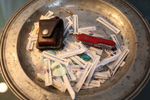 16-02-2009 SHOWBIZZ; BEZITTINGEN VAN PIM FORTUYN WORDEN GEVEILD. De inboedel van het huis van Pim Fortuyn wordt geveild. Op 27 Juni a.s. gaan de persoonlijke bezittingen van de in 2002 vermoorde Pim bij een veilinghuis in Nijmegen onder de hamer. Hans den Hartog een van de eigenaren van het voormalige huis van Pim Fortuyn aan het G.W. Burgerplein in Rotterdam zegt dat de belangstelling voor de producten die hij aan aanbood tegenvielen. Klanten kregen een certificaat wat een bewijs was dat ze bijdroegen aan het behoud van het huis van Pim Fortuyn. Het bedrijf was een assurantiebedrijf. Onder de spullen die in Juni a.s onder de hamer gaan zijn veel persoonlijke dingen geweest van Pim Fortuyn oa. schilderijen-zijn dagelijkse gebruiks voorwerpen en zelfs zijn pantoffels en agenda. Veel van deze voorwerpen heb ik pas nog gefotografeerd.
foto: Albert den Iseger.