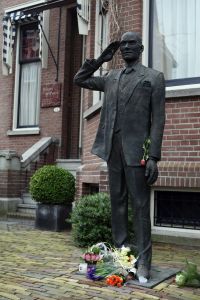 16-02-2009 SHOWBIZZ; BEZITTINGEN VAN PIM FORTUYN WORDEN GEVEILD. De inboedel van het huis van Pim Fortuyn wordt geveild. Op 27 Juni a.s. gaan de persoonlijke bezittingen van de in 2002 vermoorde Pim bij een veilinghuis in Nijmegen onder de hamer. Hans den Hartog een van de eigenaren van het voormalige huis van Pim Fortuyn aan het G.W. Burgerplein in Rotterdam zegt dat de belangstelling voor de producten die hij aan aanbood tegenvielen. Klanten kregen een certificaat wat een bewijs was dat ze bijdroegen aan het behoud van het huis van Pim Fortuyn. Het bedrijf was een assurantiebedrijf. Onder de spullen die in Juni a.s onder de hamer gaan zijn veel persoonlijke dingen geweest van Pim Fortuyn oa. schilderijen-zijn dagelijkse gebruiks voorwerpen en zelfs zijn pantoffels en agenda. Veel van deze voorwerpen heb ik pas nog gefotografeerd.
foto: Albert den Iseger.