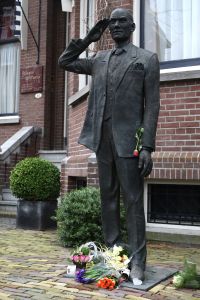 16-02-2009 SHOWBIZZ; BEZITTINGEN VAN PIM FORTUYN WORDEN GEVEILD. De inboedel van het huis van Pim Fortuyn wordt geveild. Op 27 Juni a.s. gaan de persoonlijke bezittingen van de in 2002 vermoorde Pim bij een veilinghuis in Nijmegen onder de hamer. Hans den Hartog een van de eigenaren van het voormalige huis van Pim Fortuyn aan het G.W. Burgerplein in Rotterdam zegt dat de belangstelling voor de producten die hij aan aanbood tegenvielen. Klanten kregen een certificaat wat een bewijs was dat ze bijdroegen aan het behoud van het huis van Pim Fortuyn. Het bedrijf was een assurantiebedrijf. Onder de spullen die in Juni a.s onder de hamer gaan zijn veel persoonlijke dingen geweest van Pim Fortuyn oa. schilderijen-zijn dagelijkse gebruiks voorwerpen en zelfs zijn pantoffels en agenda. Veel van deze voorwerpen heb ik pas nog gefotografeerd.
foto: Albert den Iseger.