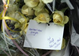 16-02-2009 SHOWBIZZ; BEZITTINGEN VAN PIM FORTUYN WORDEN GEVEILD. De inboedel van het huis van Pim Fortuyn wordt geveild. Op 27 Juni a.s. gaan de persoonlijke bezittingen van de in 2002 vermoorde Pim bij een veilinghuis in Nijmegen onder de hamer. Hans den Hartog een van de eigenaren van het voormalige huis van Pim Fortuyn aan het G.W. Burgerplein in Rotterdam zegt dat de belangstelling voor de producten die hij aan aanbood tegenvielen. Klanten kregen een certificaat wat een bewijs was dat ze bijdroegen aan het behoud van het huis van Pim Fortuyn. Het bedrijf was een assurantiebedrijf. Onder de spullen die in Juni a.s onder de hamer gaan zijn veel persoonlijke dingen geweest van Pim Fortuyn oa. schilderijen-zijn dagelijkse gebruiks voorwerpen en zelfs zijn pantoffels en agenda. Veel van deze voorwerpen heb ik pas nog gefotografeerd.
foto: Albert den Iseger.16-02-2009 SHOWBIZZ; BEZITTINGEN VAN PIM FORTUYN WORDEN GEVEILD. De inboedel van het huis van Pim Fortuyn wordt geveild. Op 27 Juni a.s. gaan de persoonlijke bezittingen van de in 2002 vermoorde Pim bij een veilinghuis in Nijmegen onder de hamer. Hans den Hartog een van de eigenaren van het voormalige huis van Pim Fortuyn aan het G.W. Burgerplein in Rotterdam zegt dat de belangstelling voor de producten die hij aan aanbood tegenvielen. Klanten kregen een certificaat wat een bewijs was dat ze bijdroegen aan het behoud van het huis van Pim Fortuyn. Het bedrijf was een assurantiebedrijf. Onder de spullen die in Juni a.s onder de hamer gaan zijn veel persoonlijke dingen geweest van Pim Fortuyn oa. schilderijen-zijn dagelijkse gebruiks voorwerpen en zelfs zijn pantoffels en agenda. Veel van deze voorwerpen heb ik pas nog gefotografeerd.
foto: Albert den Iseger.