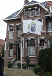 16-02-2009 SHOWBIZZ; BEZITTINGEN VAN PIM FORTUYN WORDEN GEVEILD. De inboedel van het huis van Pim Fortuyn wordt geveild. Op 27 Juni a.s. gaan de persoonlijke bezittingen van de in 2002 vermoorde Pim bij een veilinghuis in Nijmegen onder de hamer. Hans den Hartog een van de eigenaren van het voormalige huis van Pim Fortuyn aan het G.W. Burgerplein in Rotterdam zegt dat de belangstelling voor de producten die hij aan aanbood tegenvielen. Klanten kregen een certificaat wat een bewijs was dat ze bijdroegen aan het behoud van het huis van Pim Fortuyn. Het bedrijf was een assurantiebedrijf. Onder de spullen die in Juni a.s onder de hamer gaan zijn veel persoonlijke dingen geweest van Pim Fortuyn oa. schilderijen-zijn dagelijkse gebruiks voorwerpen en zelfs zijn pantoffels en agenda. Veel van deze voorwerpen heb ik pas nog gefotografeerd.
foto: Albert den Iseger.