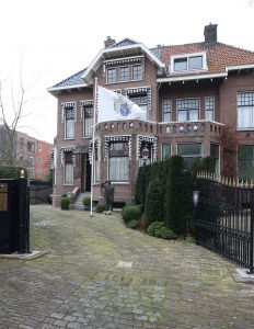 16-02-2009 SHOWBIZZ; BEZITTINGEN VAN PIM FORTUYN WORDEN GEVEILD. De inboedel van het huis van Pim Fortuyn wordt geveild. Op 27 Juni a.s. gaan de persoonlijke bezittingen van de in 2002 vermoorde Pim bij een veilinghuis in Nijmegen onder de hamer. Hans den Hartog een van de eigenaren van het voormalige huis van Pim Fortuyn aan het G.W. Burgerplein in Rotterdam zegt dat de belangstelling voor de producten die hij aan aanbood tegenvielen. Klanten kregen een certificaat wat een bewijs was dat ze bijdroegen aan het behoud van het huis van Pim Fortuyn. Het bedrijf was een assurantiebedrijf. Onder de spullen die in Juni a.s onder de hamer gaan zijn veel persoonlijke dingen geweest van Pim Fortuyn oa. schilderijen-zijn dagelijkse gebruiks voorwerpen en zelfs zijn pantoffels en agenda. Veel van deze voorwerpen heb ik pas nog gefotografeerd.
foto: Albert den Iseger.
