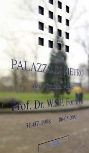 16-02-2009 SHOWBIZZ; BEZITTINGEN VAN PIM FORTUYN WORDEN GEVEILD. De inboedel van het huis van Pim Fortuyn wordt geveild. Op 27 Juni a.s. gaan de persoonlijke bezittingen van de in 2002 vermoorde Pim bij een veilinghuis in Nijmegen onder de hamer. Hans den Hartog een van de eigenaren van het voormalige huis van Pim Fortuyn aan het G.W. Burgerplein in Rotterdam zegt dat de belangstelling voor de producten die hij aan aanbood tegenvielen. Klanten kregen een certificaat wat een bewijs was dat ze bijdroegen aan het behoud van het huis van Pim Fortuyn. Het bedrijf was een assurantiebedrijf. Onder de spullen die in Juni a.s onder de hamer gaan zijn veel persoonlijke dingen geweest van Pim Fortuyn oa. schilderijen-zijn dagelijkse gebruiks voorwerpen en zelfs zijn pantoffels en agenda. Veel van deze voorwerpen heb ik pas nog gefotografeerd.16-02-2009 SHOWBIZZ; BEZITTINGEN VAN PIM FORTUYN WORDEN GEVEILD. De inboedel van het huis van Pim Fortuyn wordt geveild. Op 27 Juni a.s. gaan de persoonlijke bezittingen van de in 2002 vermoorde Pim bij een veilinghuis in Nijmegen onder de hamer. Hans den Hartog een van de eigenaren van het voormalige huis van Pim Fortuyn aan het G.W. Burgerplein in Rotterdam zegt dat de belangstelling voor de producten die hij aan aanbood tegenvielen. Klanten kregen een certificaat wat een bewijs was dat ze bijdroegen aan het behoud van het huis van Pim Fortuyn. Het bedrijf was een assurantiebedrijf. Onder de spullen die in Juni a.s onder de hamer gaan zijn veel persoonlijke dingen geweest van Pim Fortuyn oa. schilderijen-zijn dagelijkse gebruiks voorwerpen en zelfs zijn pantoffels en agenda. Veel van deze voorwerpen heb ik pas nog gefotografeerd.
foto: Albert den Iseger.
foto: Albert den Iseger.