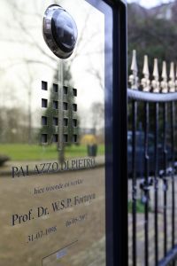 16-02-2009 SHOWBIZZ; BEZITTINGEN VAN PIM FORTUYN WORDEN GEVEILD. De inboedel van het huis van Pim Fortuyn wordt geveild. Op 27 Juni a.s. gaan de persoonlijke bezittingen van de in 2002 vermoorde Pim bij een veilinghuis in Nijmegen onder de hamer. Hans den Hartog een van de eigenaren van het voormalige huis van Pim Fortuyn aan het G.W. Burgerplein in Rotterdam zegt dat de belangstelling voor de producten die hij aan aanbood tegenvielen. Klanten kregen een certificaat wat een bewijs was dat ze bijdroegen aan het behoud van het huis van Pim Fortuyn. Het bedrijf was een assurantiebedrijf. Onder de spullen die in Juni a.s onder de hamer gaan zijn veel persoonlijke dingen geweest van Pim Fortuyn oa. schilderijen-zijn dagelijkse gebruiks voorwerpen en zelfs zijn pantoffels en agenda. Veel van deze voorwerpen heb ik pas nog gefotografeerd.
foto: Albert den Iseger.