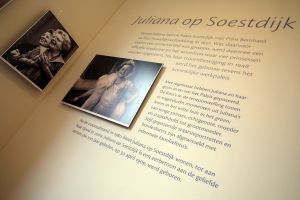 05-02-2009 KONINKLIJKHUIS: NOG NIET VERGETEN KONINGIN JULIANA. De prachtige foto tentoonstelling op Paleis Soestdijk is het begin van een jaar waarin haar honderdste geboortedag wordt herdacht. Een kijkje van wat er te zien is op deze prachtige foto tentoonstelling.
foto: Albert den Iseger.
