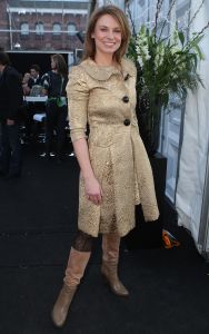 03-02-2009 SHOWBIZZ; ADDY V.D.KROMMENACKER LAAT MEER DAN 100 CREATIES WAPPEREN. Addy van den Krommenacker de maker van de weelderige avondjaponnen heeft in de mode wereld allang een gevestigde naam maar deed zijn naam eer aan om op de Amsterdam fashion week voor de eerste keer zijn modellen te tonen. Op een zelf ontworpen catwalk van spiegel platen met betoverend licht werd het weer een van de mooiste modeshows van de Amsterdam fashionweek. Vele Bn ers waren in het koude weer toch in grote getale op komen draven om te gaan genieten van al het moois wat Addy en zijn modeteam weer lieten zien.
foto: Albert den Iseger.