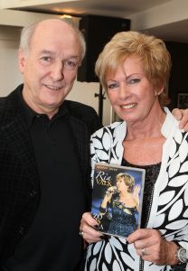 04-02-2009 SHOWBIZZ; RIA VALK VIERT 50 JARIG JUBILEUM ALS ARTIESTE. Veel artiesten waren naar Loosdrecht gekomen om samen met Ria het glas te heffen. Zo was daar haar ontdekker Peter Koelewijn en tal van andere vrienden uit het vak. Ria die tegenwoordig in de buurt van Marbella woont was in haar nopjes over zoveel aandacht en zong voor de aanwezige een prachtig lied. Ook haar dochter Monique en kleindochter Sam waren aanwezig, partner Herman en huisvriend Fred waren blij dat de familie weer in goede gezondheid bij elkaar waren. 
foto: Albert den Iseger.