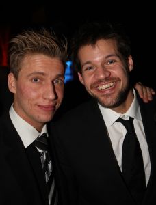 26-02-2009 SHOWBIZZ; BENEFIETAVOND STICHTING HELP DIRECT GROOT SUCCES. Een dolblije Hans Langhout met zijn partner Jacques d Ancona met de mooie opbrengst met maar liefst 95.000 euro. Vele bekenden waren naar Groningen toe gekomen om beide heren te steunen met hun stichting. Vele traden ook op oa. Liesbeth List-Ellen Evers-Mariska van Kolck-Stanley Burleson-Rene van Kooten-Ronnie Tober-Joke de Kruijf-Nick Boes en naruurlijk Hans Klok.
foto: Albert den Iseger