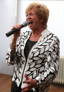 04-02-2009 SHOWBIZZ; RIA VALK VIERT 50 JARIG JUBILEUM ALS ARTIESTE. Veel artiesten waren naar Loosdrecht gekomen om samen met Ria het glas te heffen. Zo was daar haar ontdekker Peter Koelewijn en tal van andere vrienden uit het vak. Ria die tegenwoordig in de buurt van Marbella woont was in haar nopjes over zoveel aandacht en zong voor de aanwezige een prachtig lied. Ook haar dochter Monique en kleindochter Sam waren aanwezig, partner Herman en huisvriend Fred waren blij dat de familie weer in goede gezondheid bij elkaar waren. 
foto: Albert den Iseger.