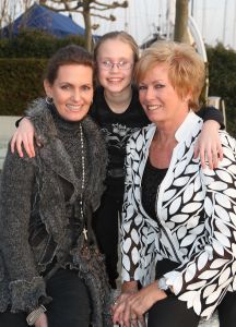 04-02-2009 SHOWBIZZ; RIA VALK VIERT 50 JARIG JUBILEUM ALS ARTIESTE. Veel artiesten waren naar Loosdrecht gekomen om samen met Ria het glas te heffen. Zo was daar haar ontdekker Peter Koelewijn en tal van andere vrienden uit het vak. Ria die tegenwoordig in de buurt van Marbella woont was in haar nopjes over zoveel aandacht en zong voor de aanwezige een prachtig lied. Ook haar dochter Monique en kleindochter Sam waren aanwezig, partner Herman en huisvriend Fred waren blij dat de familie weer in goede gezondheid bij elkaar waren. 
foto: Albert den Iseger.