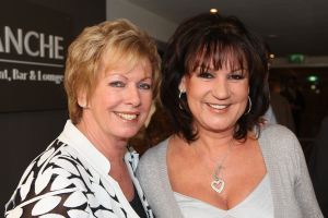 04-02-2009 SHOWBIZZ; RIA VALK VIERT 50 JARIG JUBILEUM ALS ARTIESTE. Veel artiesten waren naar Loosdrecht gekomen om samen met Ria het glas te heffen. Zo was daar haar ontdekker Peter Koelewijn en tal van andere vrienden uit het vak. Ria die tegenwoordig in de buurt van Marbella woont was in haar nopjes over zoveel aandacht en zong voor de aanwezige een prachtig lied. Ook haar dochter Monique en kleindochter Sam waren aanwezig, partner Herman en huisvriend Fred waren blij dat de familie weer in goede gezondheid bij elkaar waren. 
foto: Albert den Iseger.