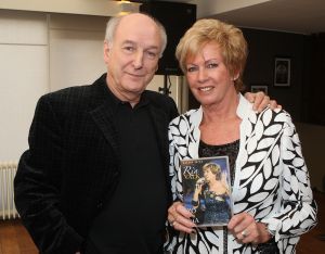 04-02-2009 SHOWBIZZ; RIA VALK VIERT 50 JARIG JUBILEUM ALS ARTIESTE. Veel artiesten waren naar Loosdrecht gekomen om samen met Ria het glas te heffen. Zo was daar haar ontdekker Peter Koelewijn en tal van andere vrienden uit het vak. Ria die tegenwoordig in de buurt van Marbella woont was in haar nopjes over zoveel aandacht en zong voor de aanwezige een prachtig lied. Ook haar dochter Monique en kleindochter Sam waren aanwezig, partner Herman en huisvriend Fred waren blij dat de familie weer in goede gezondheid bij elkaar waren. 
foto: Albert den Iseger.
