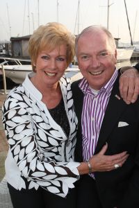 04-02-2009 SHOWBIZZ; RIA VALK VIERT 50 JARIG JUBILEUM ALS ARTIESTE. Veel artiesten waren naar Loosdrecht gekomen om samen met Ria het glas te heffen. Zo was daar haar ontdekker Peter Koelewijn en tal van andere vrienden uit het vak. Ria die tegenwoordig in de buurt van Marbella woont was in haar nopjes over zoveel aandacht en zong voor de aanwezige een prachtig lied. Ook haar dochter Monique en kleindochter Sam waren aanwezig, partner Herman en huisvriend Fred waren blij dat de familie weer in goede gezondheid bij elkaar waren. 
foto: Albert den Iseger.
