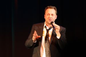 26-02-2009 SHOWBIZZ; BENEFIETAVOND STICHTING HELP DIRECT GROOT SUCCES. Een dolblije Hans Langhout met zijn partner Jacques d Ancona met de mooie opbrengst met maar liefst 95.000 euro. Vele bekenden waren naar Groningen toe gekomen om beide heren te steunen met hun stichting. Vele traden ook op oa. Liesbeth List-Ellen Evers-Mariska van Kolck-Stanley Burleson-Rene van Kooten-Ronnie Tober-Joke de Kruijf-Nick Boes en naruurlijk Hans Klok.
foto: Albert den Iseger
