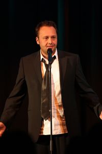 26-02-2009 SHOWBIZZ; BENEFIETAVOND STICHTING HELP DIRECT GROOT SUCCES. Een dolblije Hans Langhout met zijn partner Jacques d Ancona met de mooie opbrengst met maar liefst 95.000 euro. Vele bekenden waren naar Groningen toe gekomen om beide heren te steunen met hun stichting. Vele traden ook op oa. Liesbeth List-Ellen Evers-Mariska van Kolck-Stanley Burleson-Rene van Kooten-Ronnie Tober-Joke de Kruijf-Nick Boes en naruurlijk Hans Klok.
foto: Albert den Iseger