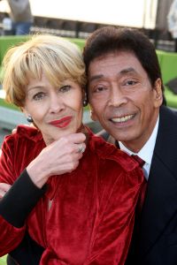 04-02-2009 SHOWBIZZ; RIA VALK VIERT 50 JARIG JUBILEUM ALS ARTIESTE. Veel artiesten waren naar Loosdrecht gekomen om samen met Ria het glas te heffen. Zo was daar haar ontdekker Peter Koelewijn en tal van andere vrienden uit het vak. Ria die tegenwoordig in de buurt van Marbella woont was in haar nopjes over zoveel aandacht en zong voor de aanwezige een prachtig lied. Ook haar dochter Monique en kleindochter Sam waren aanwezig, partner Herman en huisvriend Fred waren blij dat de familie weer in goede gezondheid bij elkaar waren. 
foto: Albert den Iseger.