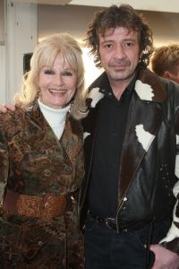 04-02-2009 SHOWBIZZ; RIA VALK VIERT 50 JARIG JUBILEUM ALS ARTIESTE. Veel artiesten waren naar Loosdrecht gekomen om samen met Ria het glas te heffen. Zo was daar haar ontdekker Peter Koelewijn en tal van andere vrienden uit het vak. Ria die tegenwoordig in de buurt van Marbella woont was in haar nopjes over zoveel aandacht en zong voor de aanwezige een prachtig lied. Ook haar dochter Monique en kleindochter Sam waren aanwezig, partner Herman en huisvriend Fred waren blij dat de familie weer in goede gezondheid bij elkaar waren. 
foto: Albert den Iseger.