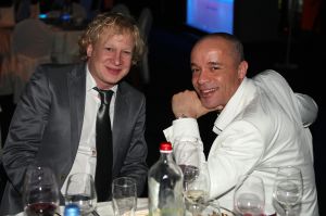 26-02-2009 SHOWBIZZ; BENEFIETAVOND STICHTING HELP DIRECT GROOT SUCCES. Een dolblije Hans Langhout met zijn partner Jacques d Ancona met de mooie opbrengst met maar liefst 95.000 euro. Vele bekenden waren naar Groningen toe gekomen om beide heren te steunen met hun stichting. Vele traden ook op oa. Liesbeth List-Ellen Evers-Mariska van Kolck-Stanley Burleson-Rene van Kooten-Ronnie Tober-Joke de Kruijf-Nick Boes en naruurlijk Hans Klok.
foto: Albert den Iseger