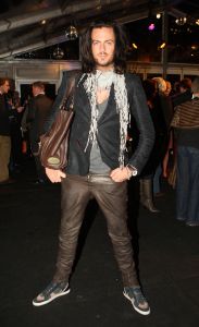 03-02-2009 SHOWBIZZ; ADDY V.D.KROMMENACKER LAAT MEER DAN 100 CREATIES WAPPEREN. Addy van den Krommenacker de maker van de weelderige avondjaponnen heeft in de mode wereld allang een gevestigde naam maar deed zijn naam eer aan om op de Amsterdam fashion week voor de eerste keer zijn modellen te tonen. Op een zelf ontworpen catwalk van spiegel platen met betoverend licht werd het weer een van de mooiste modeshows van de Amsterdam fashionweek. Vele Bn ers waren in het koude weer toch in grote getale op komen draven om te gaan genieten van al het moois wat Addy en zijn modeteam weer lieten zien.
foto: Albert den Iseger.