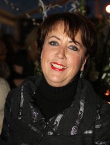 03-02-2009 SHOWBIZZ; ADDY V.D.KROMMENACKER LAAT MEER DAN 100 CREATIES WAPPEREN. Addy van den Krommenacker de maker van de weelderige avondjaponnen heeft in de mode wereld allang een gevestigde naam maar deed zijn naam eer aan om op de Amsterdam fashion week voor de eerste keer zijn modellen te tonen. Op een zelf ontworpen catwalk van spiegel platen met betoverend licht werd het weer een van de mooiste modeshows van de Amsterdam fashionweek. Vele Bn ers waren in het koude weer toch in grote getale op komen draven om te gaan genieten van al het moois wat Addy en zijn modeteam weer lieten zien.
foto: Albert den Iseger.