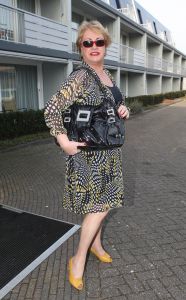 04-02-2009 SHOWBIZZ; RIA VALK VIERT 50 JARIG JUBILEUM ALS ARTIESTE. Veel artiesten waren naar Loosdrecht gekomen om samen met Ria het glas te heffen. Zo was daar haar ontdekker Peter Koelewijn en tal van andere vrienden uit het vak. Ria die tegenwoordig in de buurt van Marbella woont was in haar nopjes over zoveel aandacht en zong voor de aanwezige een prachtig lied. Ook haar dochter Monique en kleindochter Sam waren aanwezig, partner Herman en huisvriend Fred waren blij dat de familie weer in goede gezondheid bij elkaar waren. 
foto: Albert den Iseger.