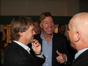 19-11-2009 SHOWBIZZ; SPORTHELDEN VAN WELEER HEFFEN HET GLAS OP FEEST. De tongen raakten los op het wijnfeest in Oisterwijk waar vele sporthelden elkaar troffen.
foto: Albert den Iseger.