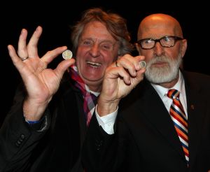 09-02-2010 SHOWBIZZ; HET SONGFESTIVAL WAS BEPAALD NOG GEEN FEEST VOOR DE TROS. De beslissing was van de vakjury was onbeslist daarom wilde Pierre Kartner een muntje opgooien, kop of munt of te wel Sieneke of Loekz. Prive fotograaf Albert den Iseger wilde Pierre Kartner wel helpen met een extra muntje.
foto: Albert den Iseger.