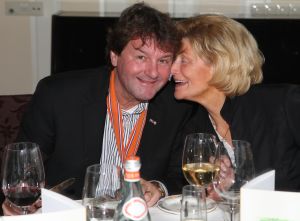 19-11-2009 SHOWBIZZ; SPORTHELDEN VAN WELEER HEFFEN HET GLAS OP FEEST. De tongen raakten los op het wijnfeest in Oisterwijk waar vele sporthelden elkaar troffen.
foto: Albert den Iseger.