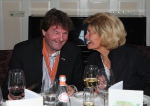 19-11-2009 SHOWBIZZ; SPORTHELDEN VAN WELEER HEFFEN HET GLAS OP FEEST. De tongen raakten los op het wijnfeest in Oisterwijk waar vele sporthelden elkaar troffen.
foto: Albert den Iseger.