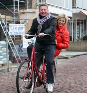 26-02-2010 SHOWBIZZ; ANNY SCHILDER EN JAN KEIZER ALS DUO VERDER. Jan Keizer en Anny Schilder gaan samen verder als duo. Het duo gaat samen weer optreden en een single en een album maken.Ook is er sprake van een tv special. Anny Schilder was van 1976 tot 1984 zangeres van BZN. 3 jaar terug werd BZN opgeheven door een beslissing van Jan Keizer. Binnenkort kunnen de fans weer gaan genieten van alle succesnummers van Jan en Anny.
foto: Albert den Iseger.