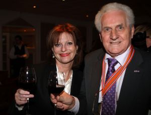 19-11-2009 SHOWBIZZ; SPORTHELDEN VAN WELEER HEFFEN HET GLAS OP FEEST. De tongen raakten los op het wijnfeest in Oisterwijk waar vele sporthelden elkaar troffen.
foto: Albert den Iseger.
