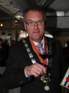 19-11-2009 SHOWBIZZ; SPORTHELDEN VAN WELEER HEFFEN HET GLAS OP FEEST. De tongen raakten los op het wijnfeest in Oisterwijk waar vele sporthelden elkaar troffen.
foto19-11-2009 SHOWBIZZ; SPORTHELDEN VAN WELEER HEFFEN HET GLAS OP FEEST. De tongen raakten los op het wijnfeest in Oisterwijk waar vele sporthelden elkaar troffen.
foto: Albert den Iseger.: Albert den Iseger.
