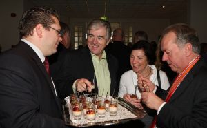 19-11-2009 SHOWBIZZ; SPORTHELDEN VAN WELEER HEFFEN HET GLAS OP FEEST. De tongen raakten los op het wijnfeest in Oisterwijk waar vele sporthelden elkaar troffen.
foto: Albert den Iseger.