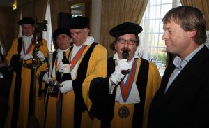 19-11-2009 SHOWBIZZ; SPORTHELDEN VAN WELEER HEFFEN HET GLAS OP FEEST. De tongen raakten los op het wijnfeest in Oisterwijk waar vele sporthelden elkaar troffen.
foto: Albert den Iseger.