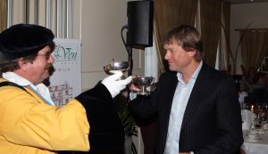 19-11-2009 SHOWBIZZ; SPORTHELDEN VAN WELEER HEFFEN HET GLAS OP FEEST. De tongen raakten los op het wijnfeest in Oisterwijk waar vele sporthelden elkaar troffen.
foto: Albert den Iseger.